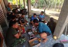 Hangatnya Kebersamaan Satgas TMMD Ke-128 Kodim 0820/Probolinggo dan Warga Desa Brabe di Sela Pengerjaan Fisik