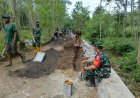 Babinsa Desa Brabe Serma Yance Apresiasi Pembangunan TPT dan Pavingisasi di Dusun Klagin Probolinggo